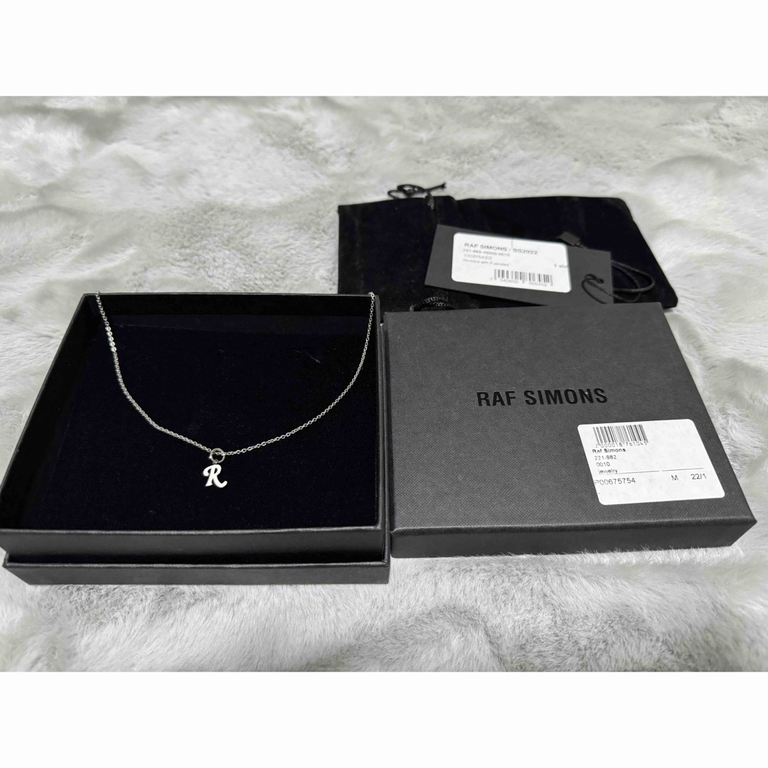 RAF SIMONS(ラフシモンズ)のraf simons ラフシモンズ　R ネックレス メンズのアクセサリー(ネックレス)の商品写真