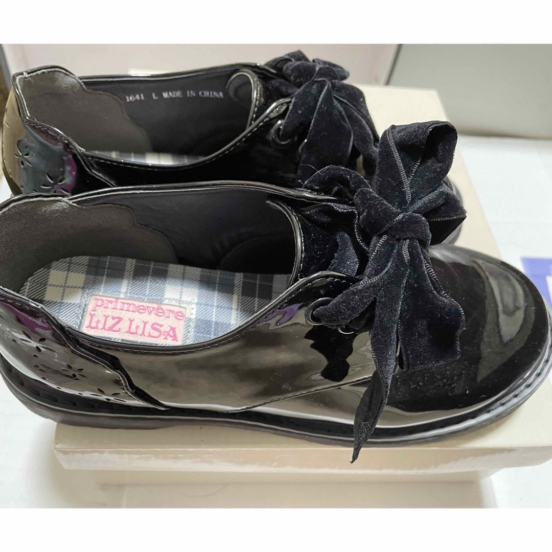 LIZ LISA(リズリサ)のリズリサ  黒リボン付きシューズ　かかと部分花模様　Lサイズ　光沢あり レディースの靴/シューズ(ローファー/革靴)の商品写真