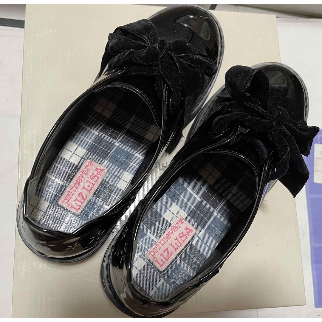 LIZ LISA(リズリサ)のリズリサ  黒リボン付きシューズ　かかと部分花模様　Lサイズ　光沢あり レディースの靴/シューズ(ローファー/革靴)の商品写真