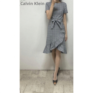 カルバンクライン(Calvin Klein)のまぁ美品カルバンクライン　リボン付グレンチェック裾フリルワンピース 2モノトーン(ひざ丈ワンピース)
