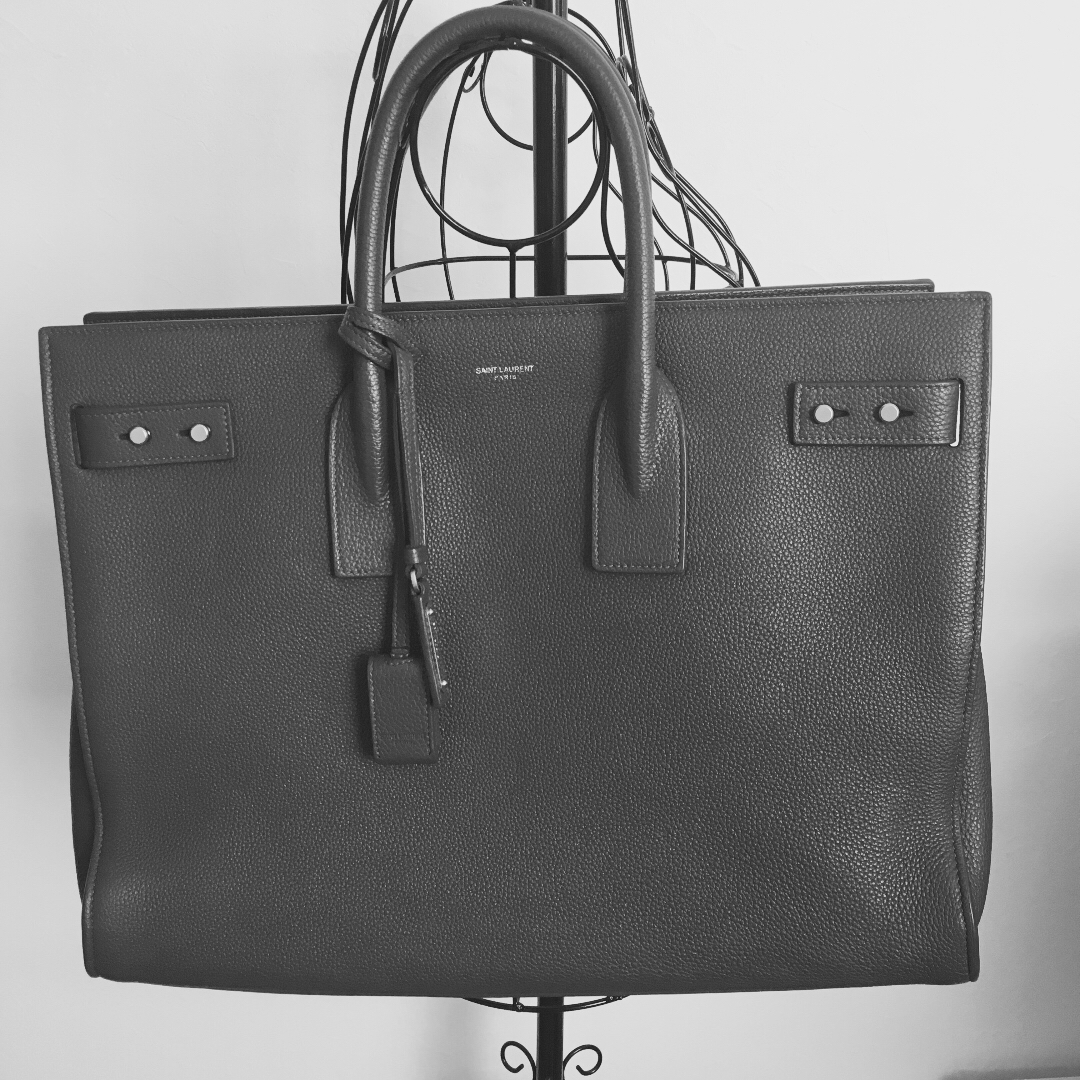 Yves Saint Laurent(イヴサンローラン)のサンローラン ラージ サックドジュール メンズのバッグ(トートバッグ)の商品写真