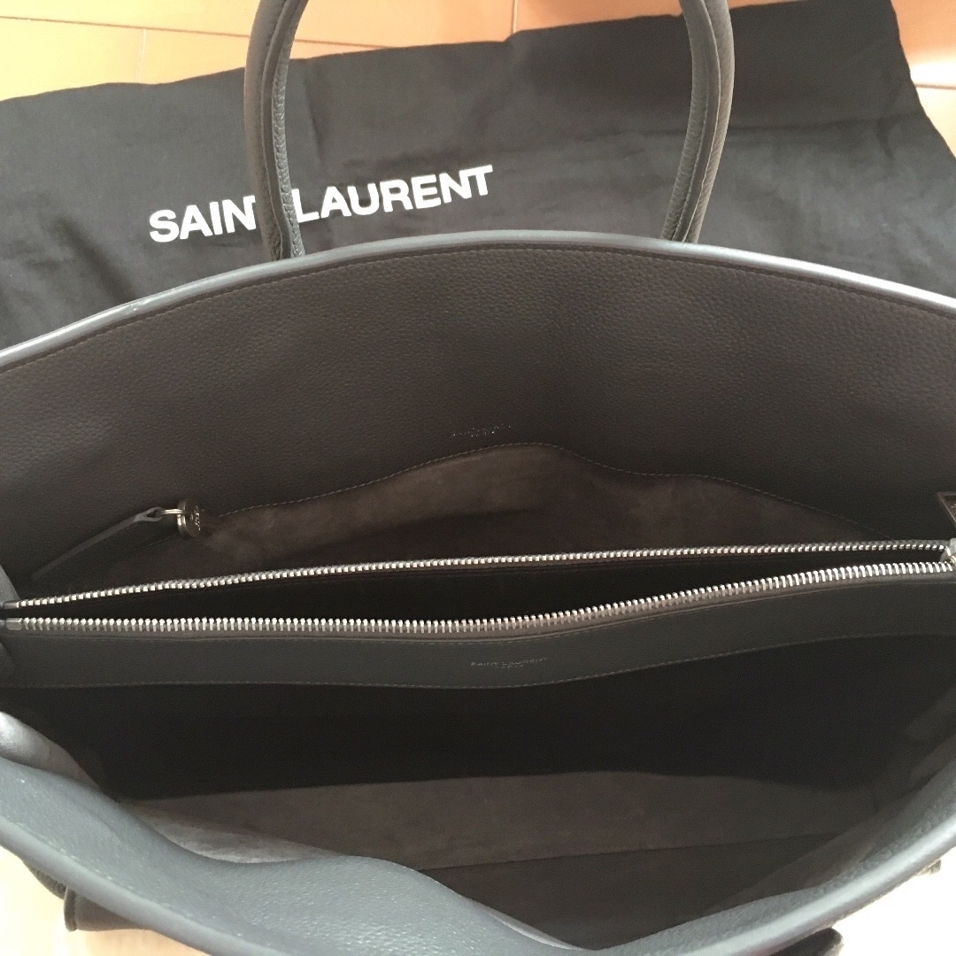 Yves Saint Laurent(イヴサンローラン)のサンローラン ラージ サックドジュール メンズのバッグ(トートバッグ)の商品写真