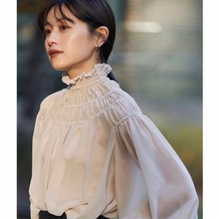 アニュアンス(ánuans)のL’Or ロル Yoke shirring blouse(シャツ/ブラウス(長袖/七分))