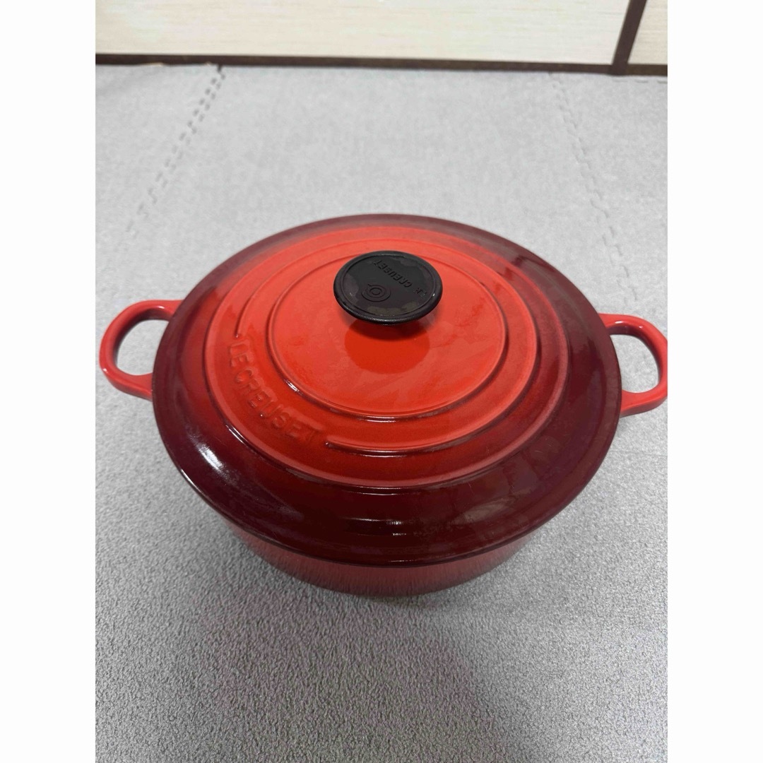 LE CREUSET(ルクルーゼ)のルクルーゼ　ココットロンド　24cm チェリーレッド インテリア/住まい/日用品のキッチン/食器(鍋/フライパン)の商品写真