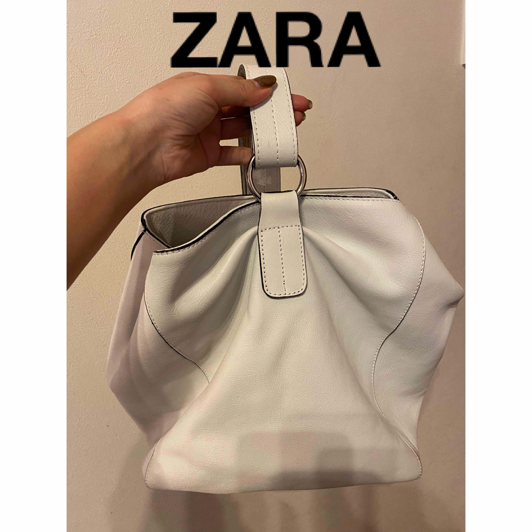 ZARA(ザラ)の【ZARA】レザーバッグ牛革本革ハンドバッグ白 レディースのバッグ(ハンドバッグ)の商品写真