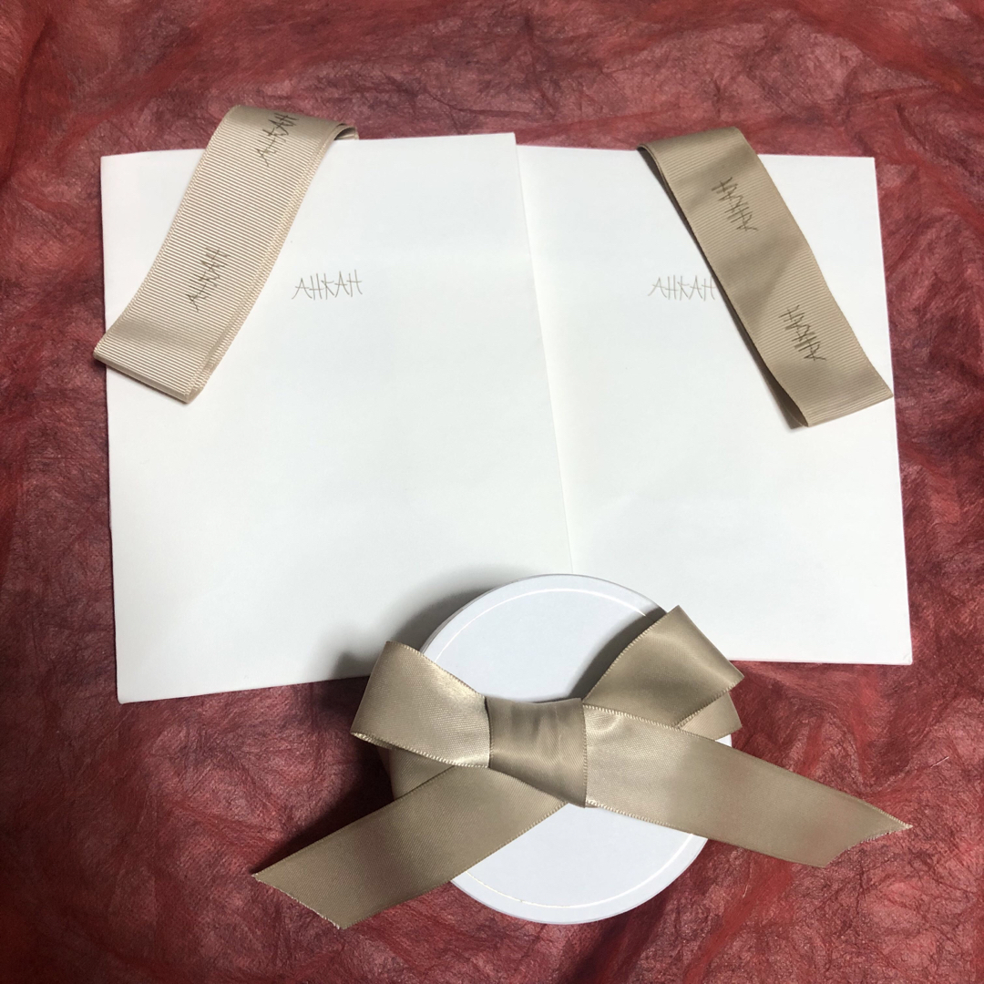 AHKAH(アーカー)の【24時間以内発送‼️】AHKAH ショップ紙袋 ネックレスボックス レディースのバッグ(ショップ袋)の商品写真