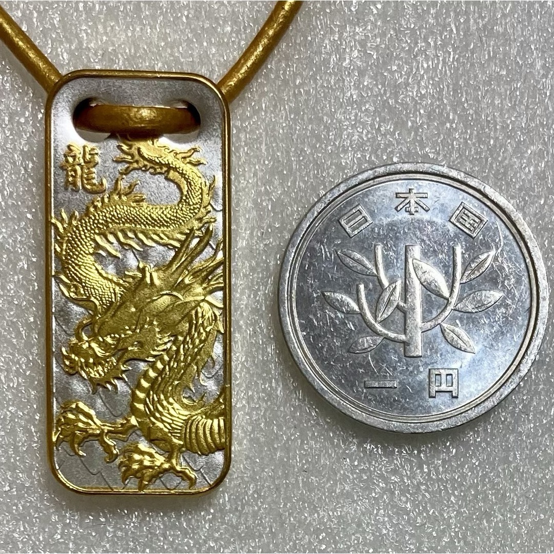 2024 カメルーン　干支　辰　龍　ペンダント型銀貨　10g  エンタメ/ホビーの美術品/アンティーク(貨幣)の商品写真