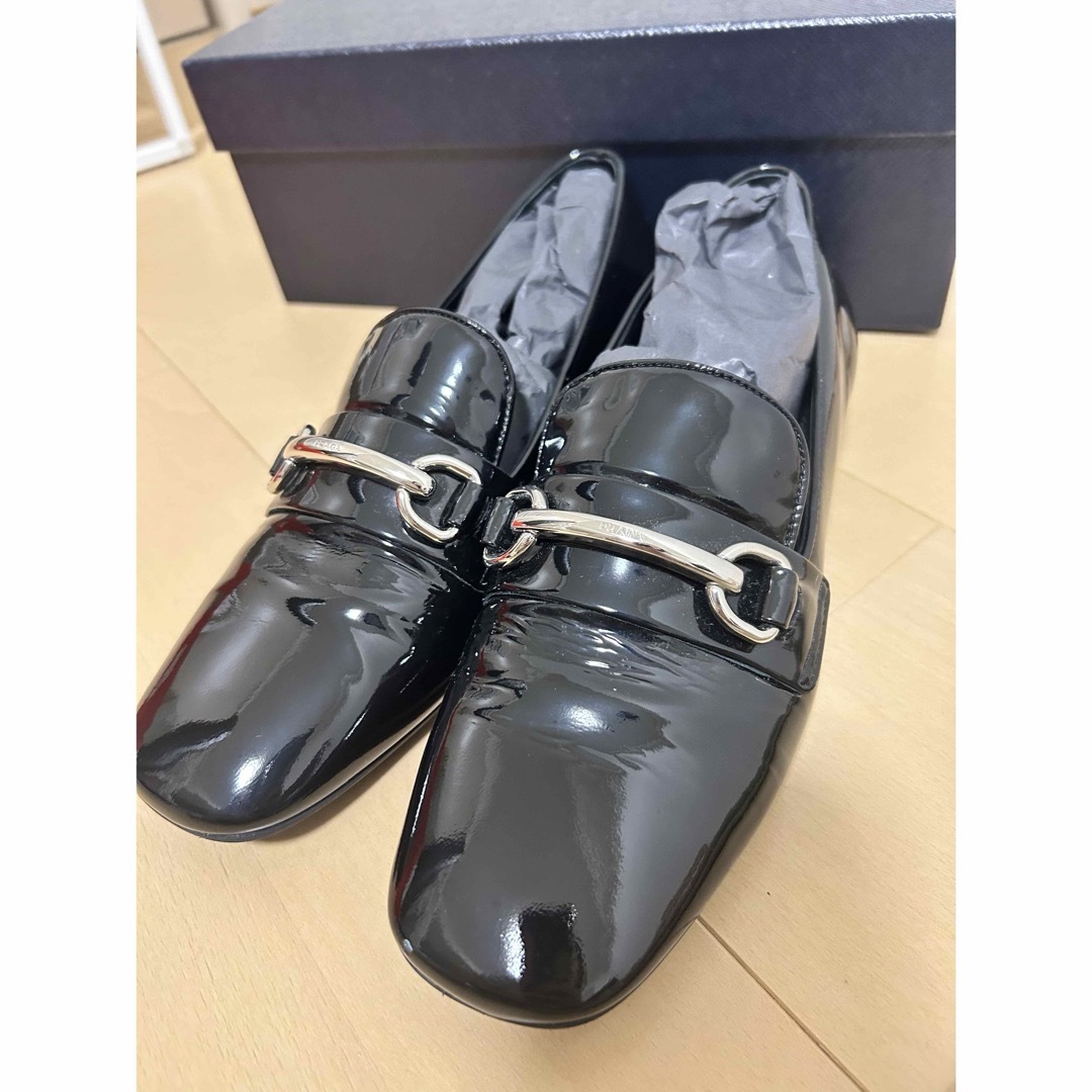 PRADA(プラダ)のPRADAプラダ　パテントレザー　ブラック24.5cm 箱あり レディースの靴/シューズ(ローファー/革靴)の商品写真