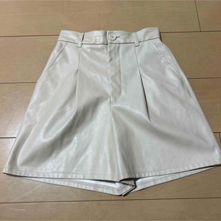 ジーユー(GU)の美品　GU   フェイクレザーショートパンツ　 XS(ショートパンツ)