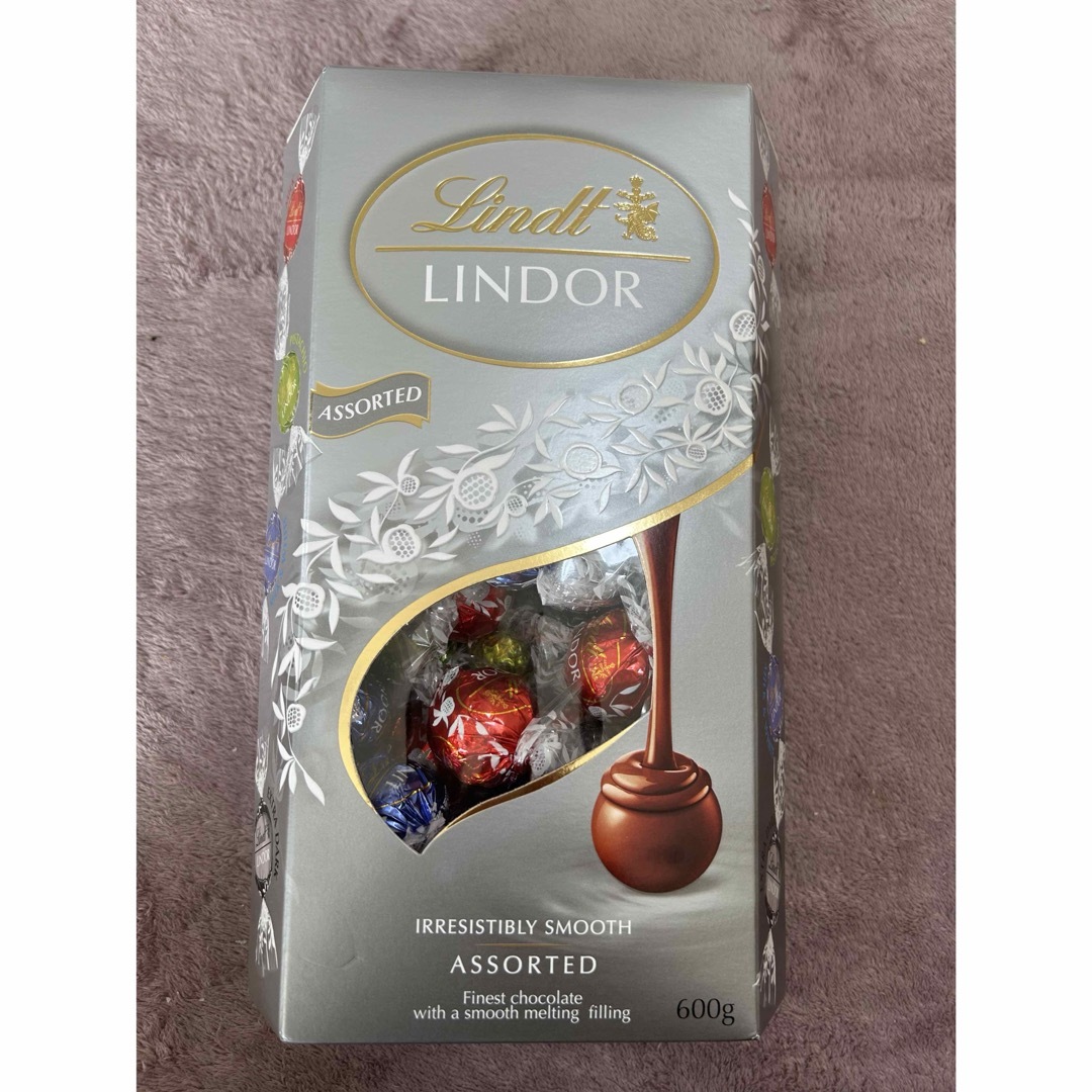 Lindt(リンツ)の【即日匿名発送】リンツ リンドール  ミルク&ホワイト　チョコレート30個 食品/飲料/酒の食品(菓子/デザート)の商品写真