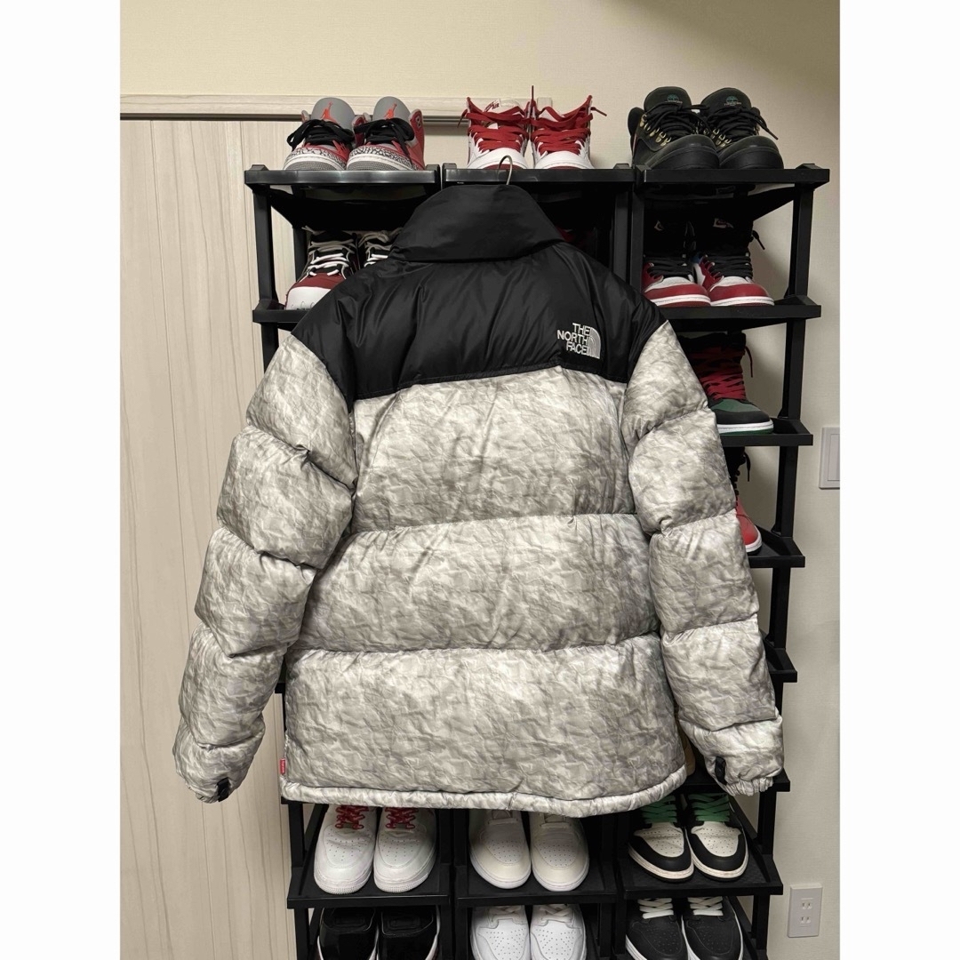 Supreme(シュプリーム)のSupreme x TNF Paper Print Nuptse Jacket メンズのジャケット/アウター(ダウンジャケット)の商品写真