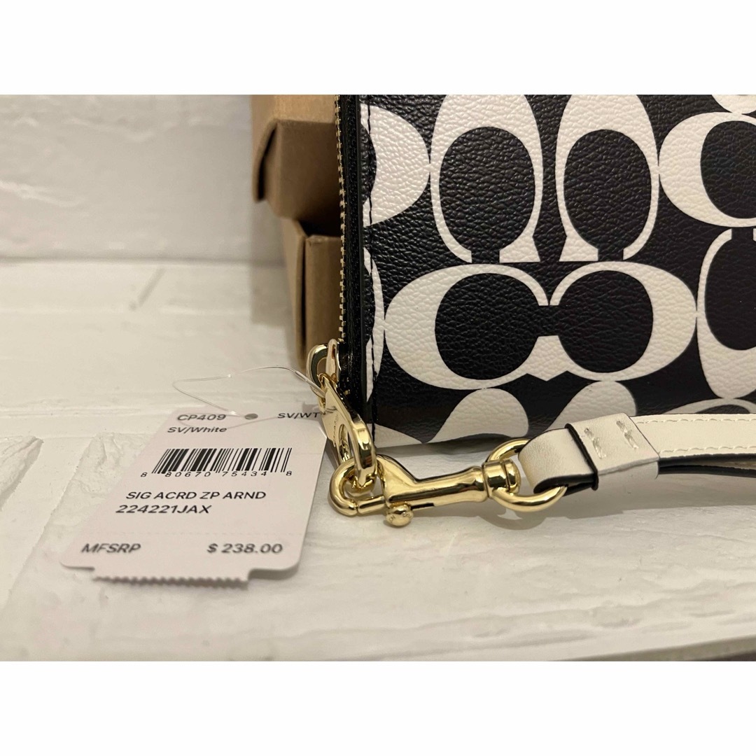 COACH(コーチ)のCOACH長財布✨新作✨黒&白シグネチャーユニセックス　新品未使用品 レディースのファッション小物(財布)の商品写真