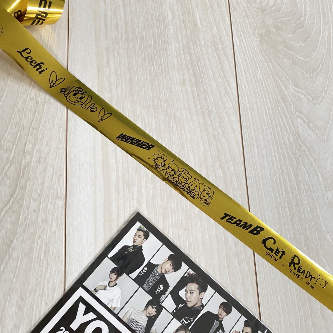 BIGBANG(ビッグバン)の【レア】YG FAMILY DVD初回購入特典 非売 シール 金テープ　iKON エンタメ/ホビーのタレントグッズ(アイドルグッズ)の商品写真