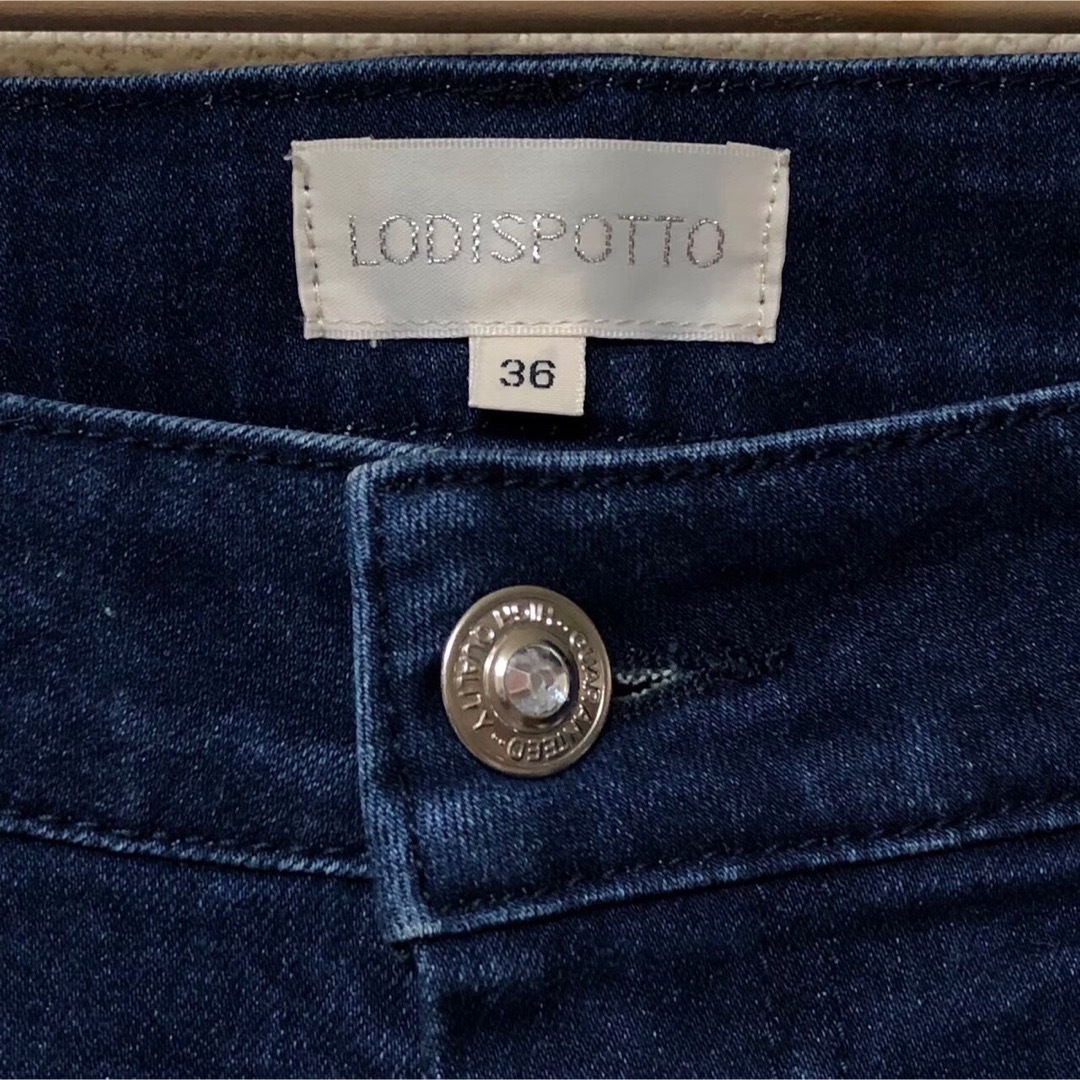 LODISPOTTO(ロディスポット)のロディスポットパールビジュー裾フリルデニムパンツS7号インディゴ美品36 レディースのパンツ(デニム/ジーンズ)の商品写真