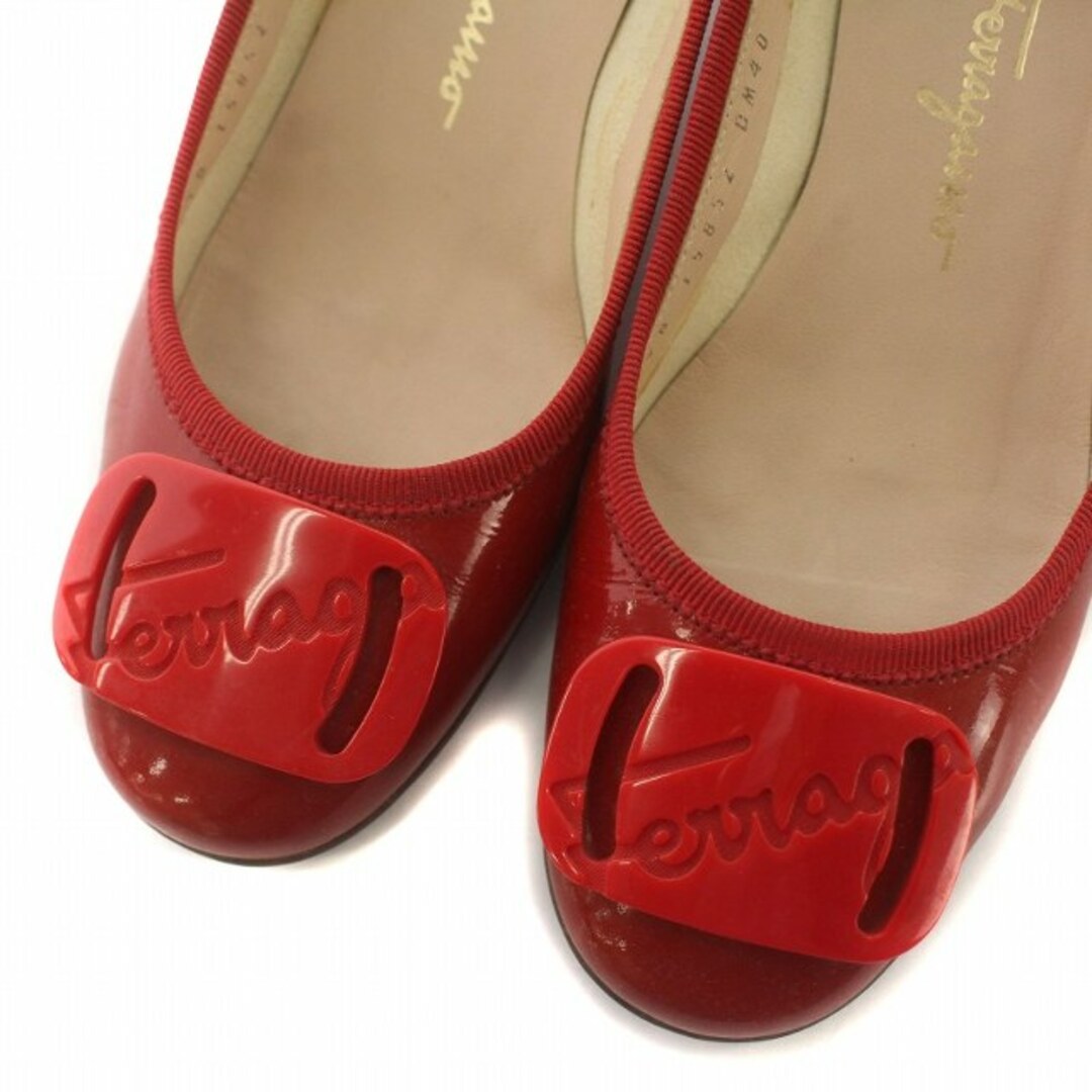 Salvatore Ferragamo(サルヴァトーレフェラガモ)のサルヴァトーレフェラガモ パンプス ヒール ロゴバックル 22.5cm 赤 レディースの靴/シューズ(ハイヒール/パンプス)の商品写真