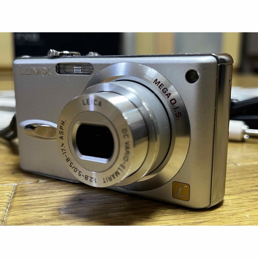 Panasonic(パナソニック)のPanasonic LUMIX DMC-FX8-S シルバー コンパクトデジタル スマホ/家電/カメラのカメラ(コンパクトデジタルカメラ)の商品写真