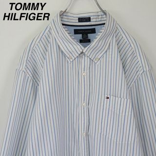 トミーヒルフィガー(TOMMY HILFIGER)の【XLサイズ】トミーヒルフィガー／ストライプシャツ　刺繍ロゴ　白×ライトブルー(シャツ)