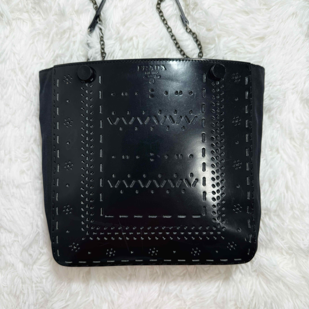 PRADA(プラダ)の超美品✨PRADA プラダ　ロゴ型押し　カットワーク　チェーンハンドバッグ レディースのバッグ(ハンドバッグ)の商品写真