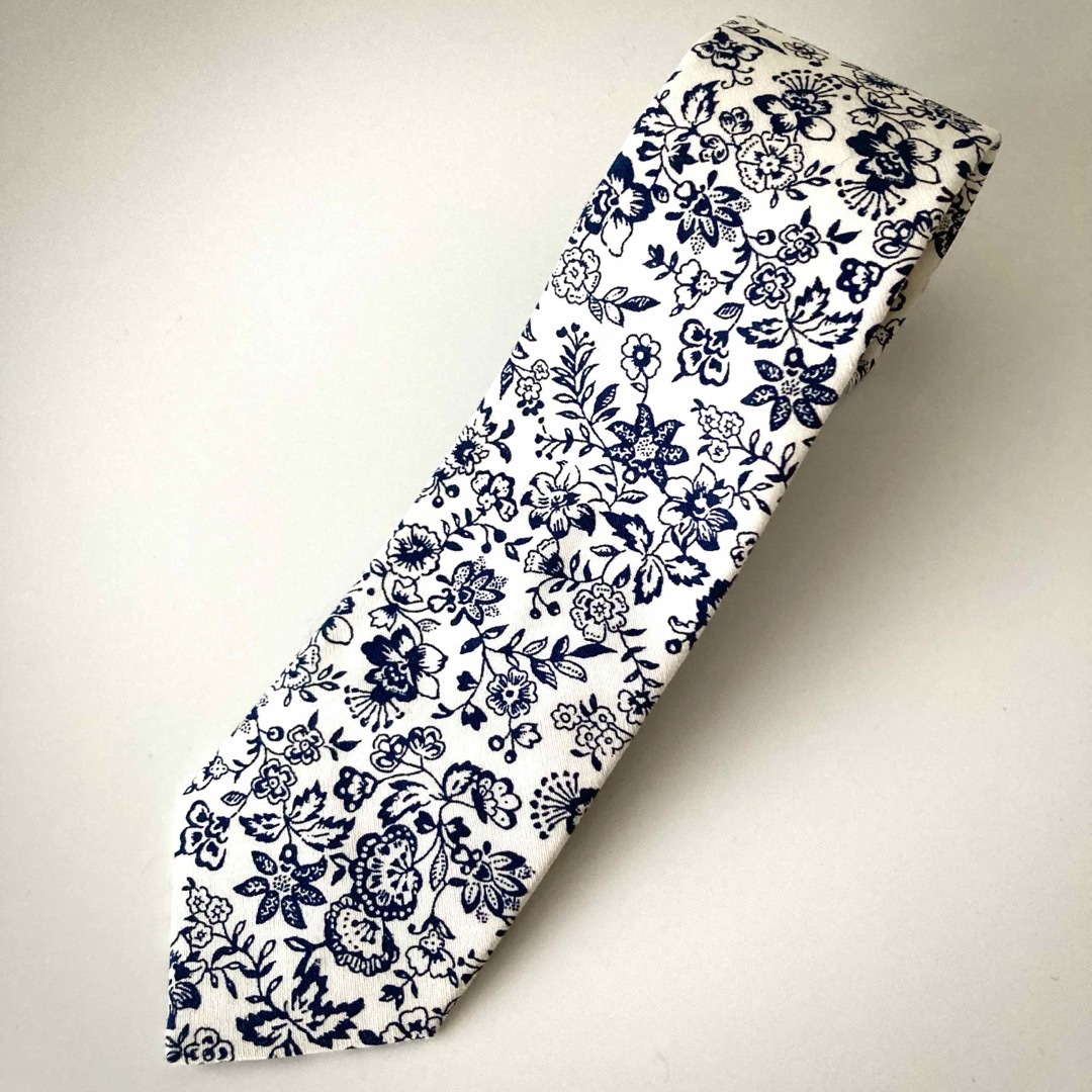 白青花柄ネクタイ メンズのファッション小物(ネクタイ)の商品写真