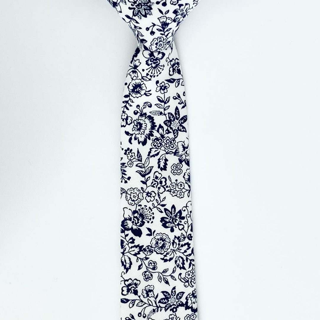 白青花柄ネクタイ メンズのファッション小物(ネクタイ)の商品写真