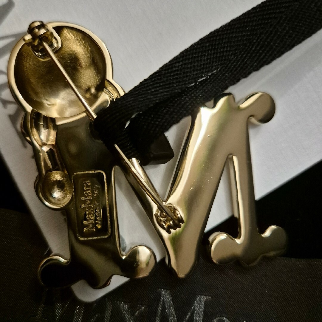 Max Mara - Max Mara モノグラムブローチ 新品タグ付きの通販 by Max Mara - Max Mara モノグラムブローチ 新品タグ付きの通販 by