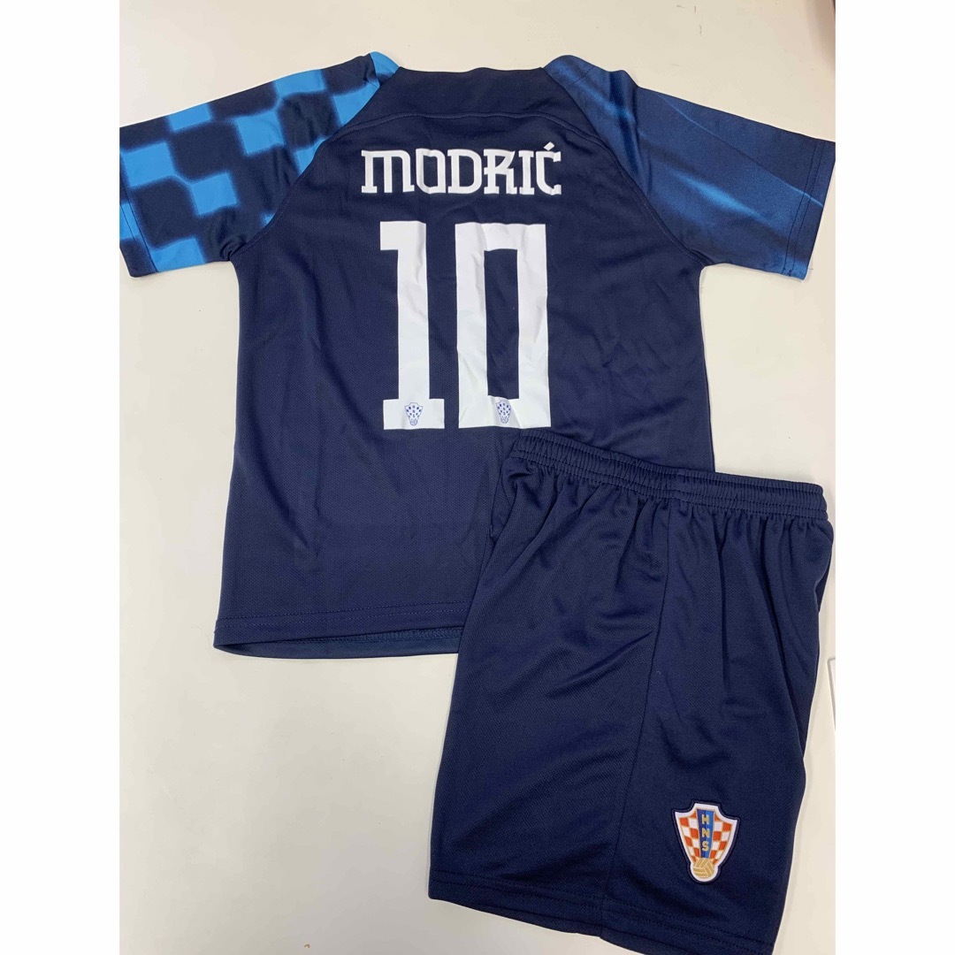 140cmクロアチア代表　モドリチ　子供サッカーユニフォーム三点セット キッズ/ベビー/マタニティのキッズ服男の子用(90cm~)(Tシャツ/カットソー)の商品写真