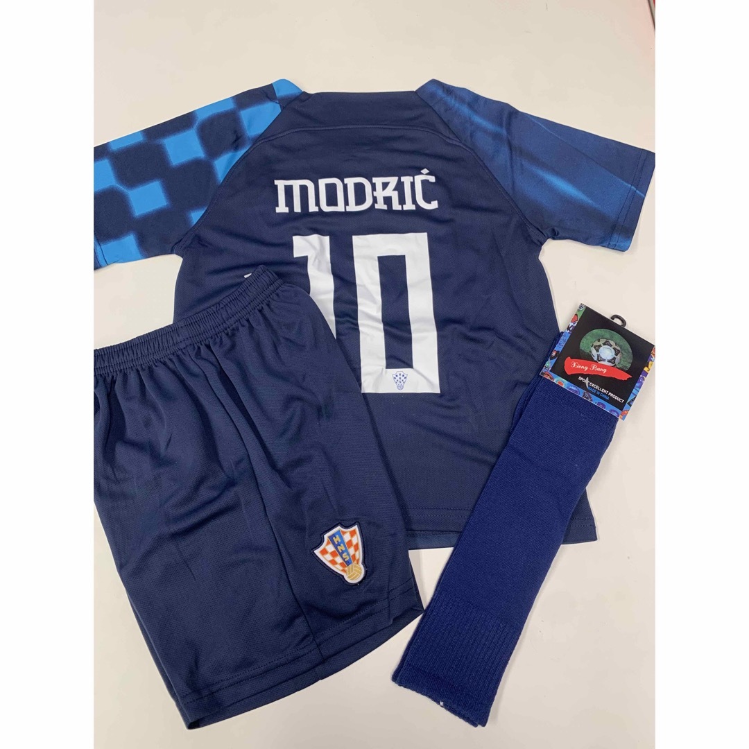 140cmクロアチア代表　モドリチ　子供サッカーユニフォーム三点セット キッズ/ベビー/マタニティのキッズ服男の子用(90cm~)(Tシャツ/カットソー)の商品写真