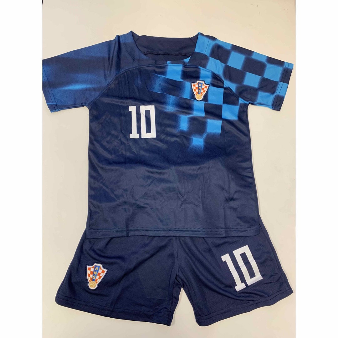 140cmクロアチア代表　モドリチ　子供サッカーユニフォーム三点セット キッズ/ベビー/マタニティのキッズ服男の子用(90cm~)(Tシャツ/カットソー)の商品写真