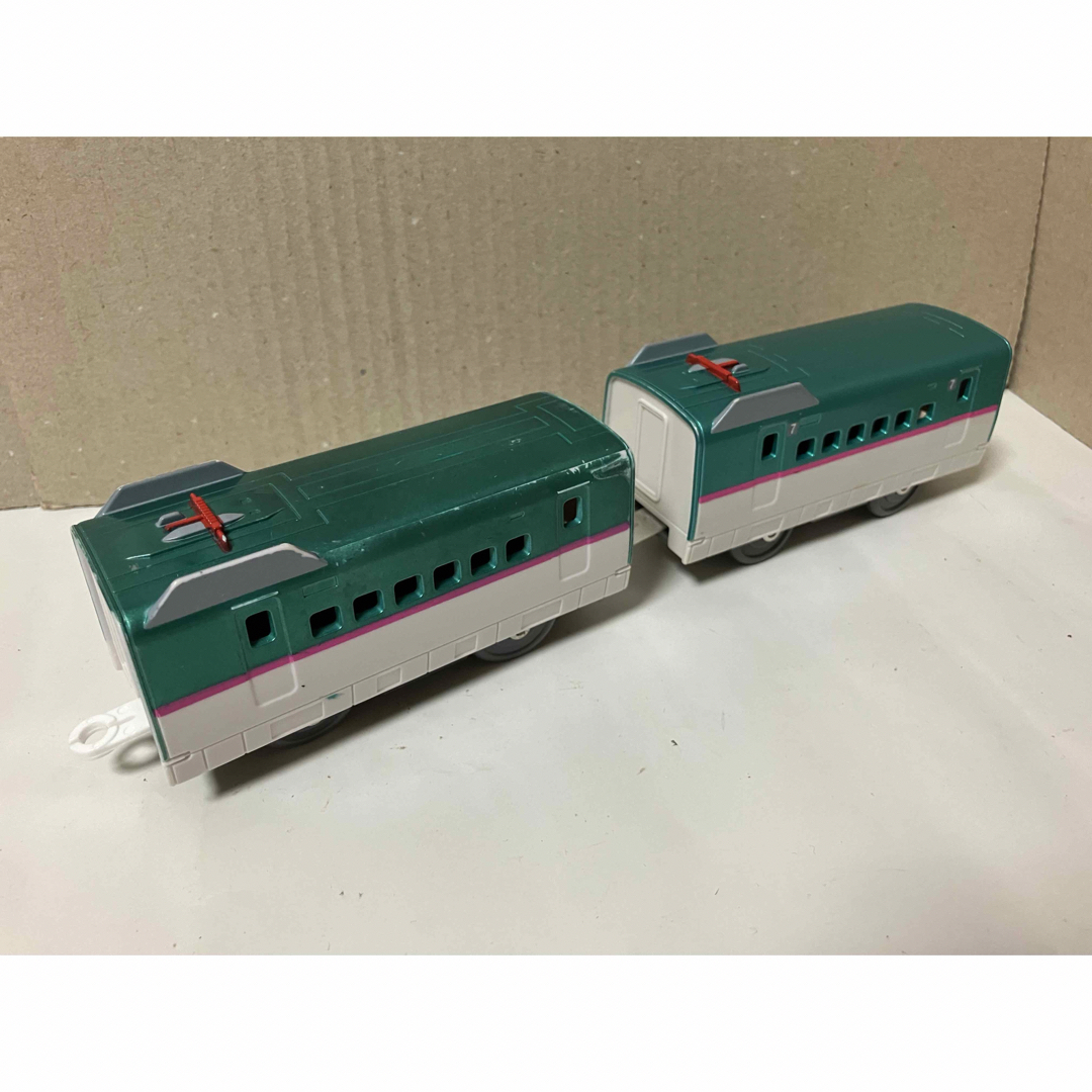 Takara Tomy(タカラトミー)の【プラレール】E5系新幹線はやぶさ 中間車 2種 2両 エンタメ/ホビーのおもちゃ/ぬいぐるみ(鉄道模型)の商品写真