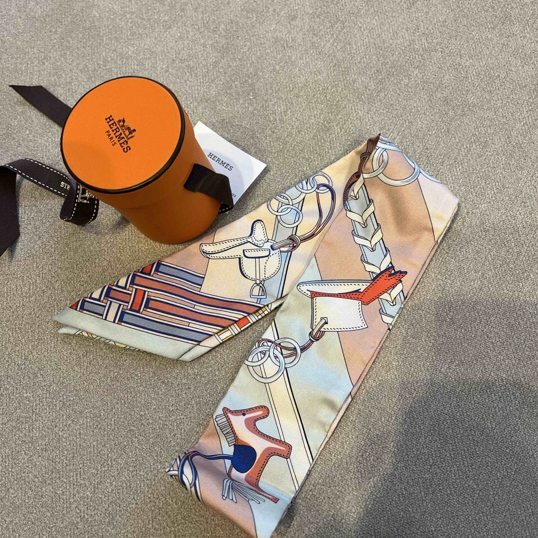 Hermes エルメス ツイリー《馬勒とチャーム》ピンク系 箱付き Hermes エルメス ツイリー《馬勒とチャーム》ピンク系 箱付き