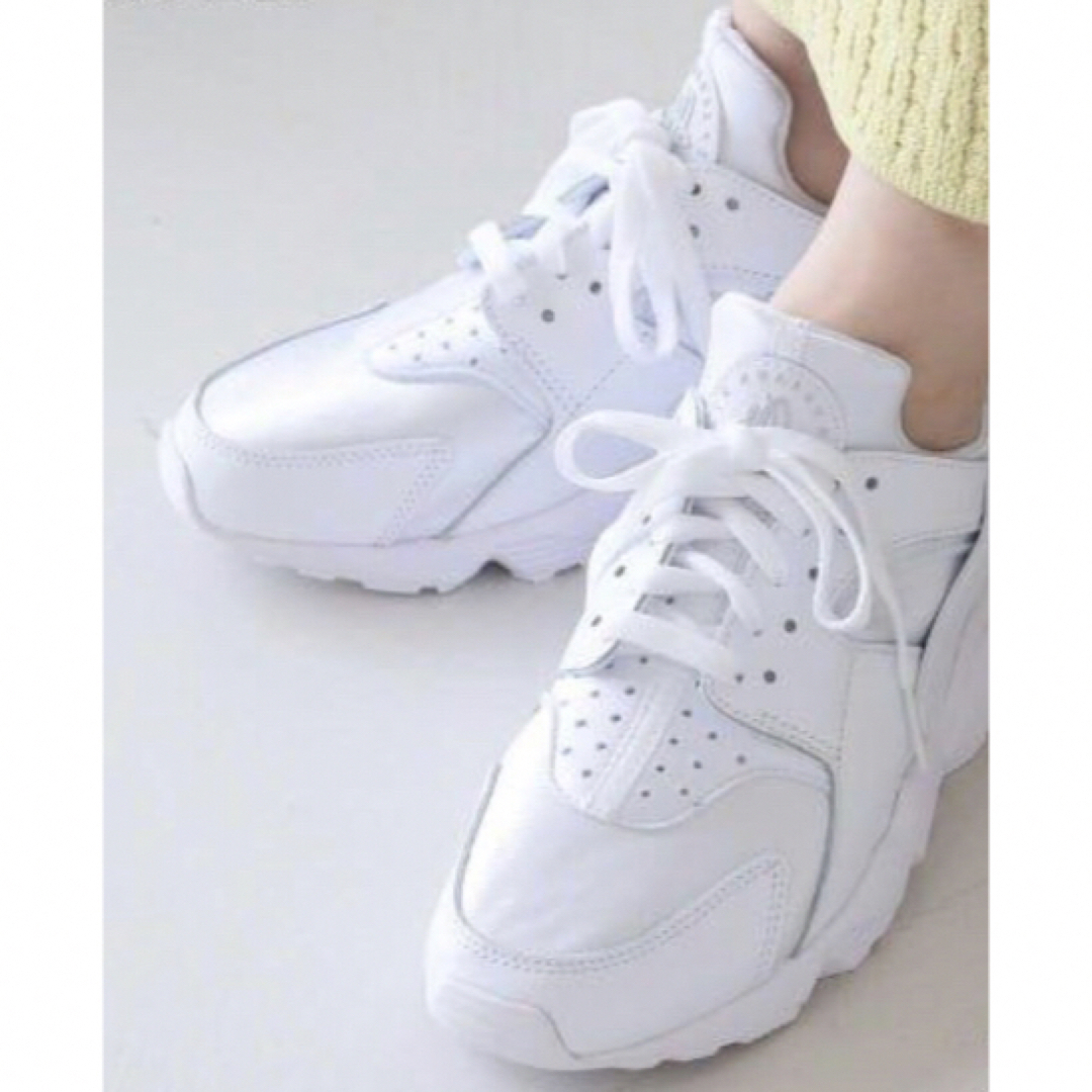 NIKE(ナイキ)のNIKE ナイキ W AIR HUARACHE エア ハラチ レディースの靴/シューズ(スニーカー)の商品写真