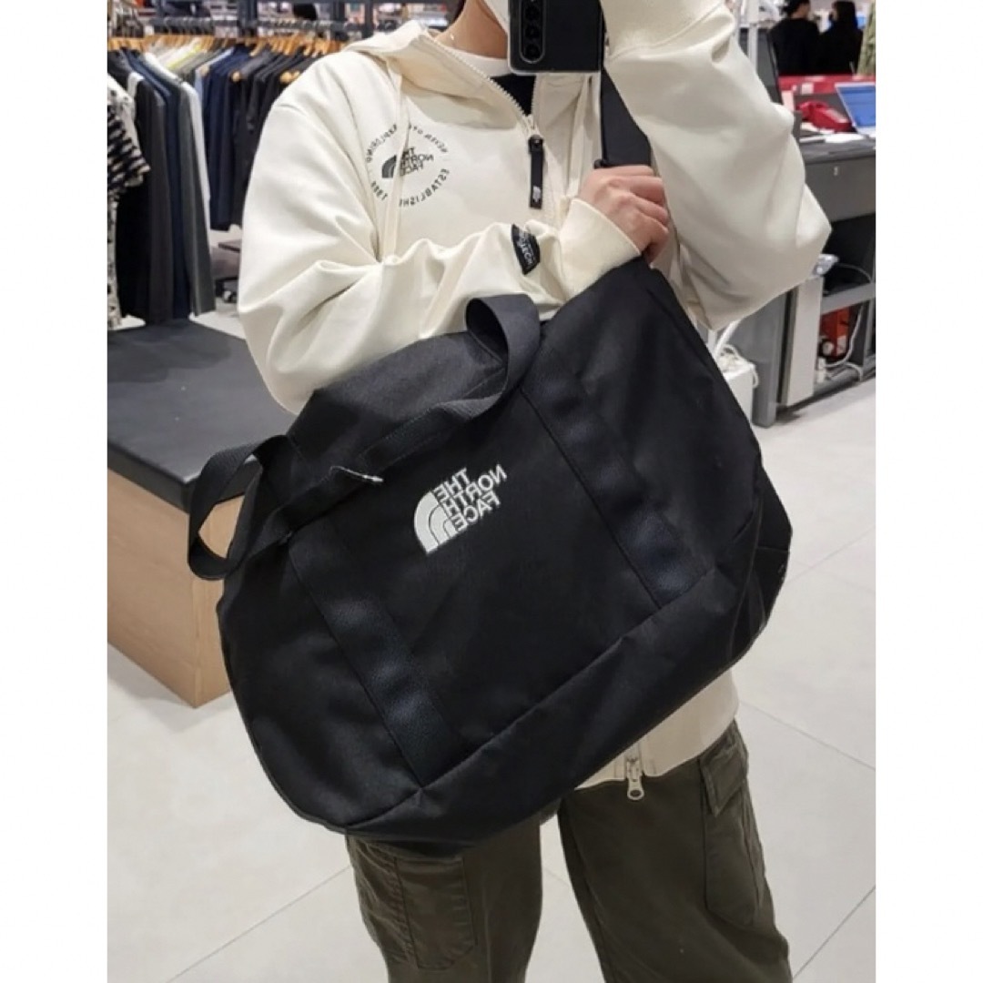 THE NORTH FACE(ザノースフェイス)の【韓国限定】ザ・ノースフェイス CARGO ヘリテージ カーゴバッグ　ブラック メンズのバッグ(ボストンバッグ)の商品写真