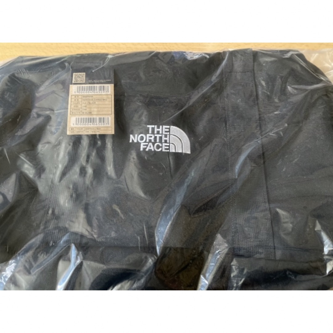 THE NORTH FACE(ザノースフェイス)の【韓国限定】ザ・ノースフェイス CARGO ヘリテージ カーゴバッグ　ブラック メンズのバッグ(ボストンバッグ)の商品写真