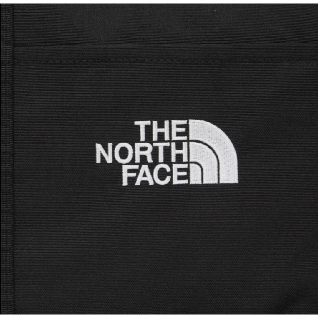 THE NORTH FACE(ザノースフェイス)の【韓国限定】ザ・ノースフェイス CARGO ヘリテージ カーゴバッグ　ブラック メンズのバッグ(ボストンバッグ)の商品写真