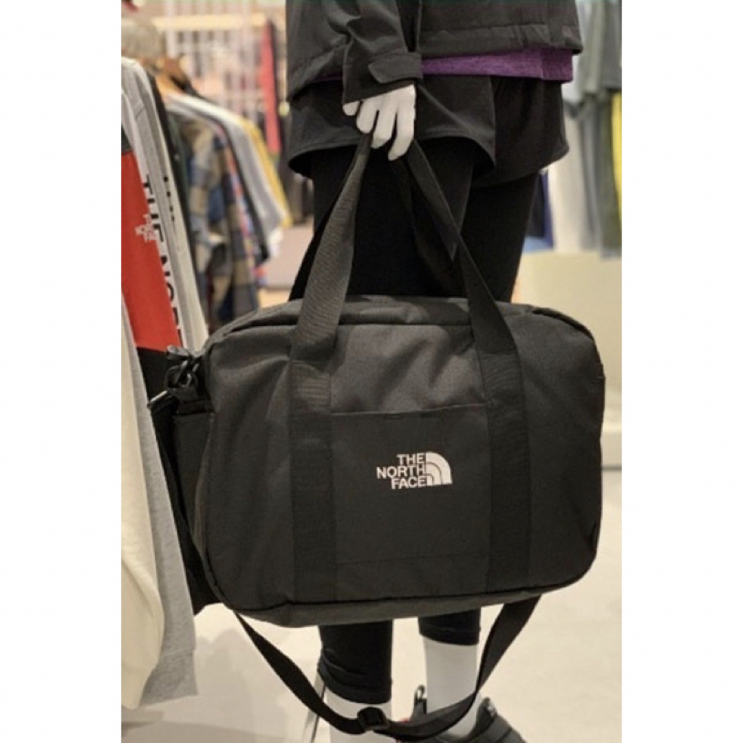 THE NORTH FACE(ザノースフェイス)の【韓国限定】ザ・ノースフェイス CARGO ヘリテージ カーゴバッグ　ブラック メンズのバッグ(ボストンバッグ)の商品写真