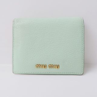 ミュウミュウ(miumiu)のmiumiu(ミュウミュウ) 2つ折り財布 - グリーン レザー(財布)