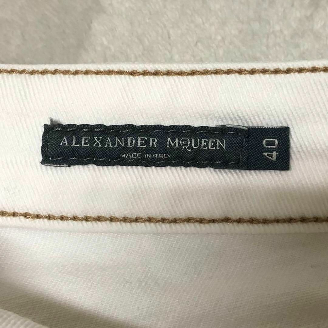 Alexander McQueen(アレキサンダーマックイーン)のアレキサンダーマックイーン McQ刺繍 ホワイトデニムカプリパンツ 40 美品 レディースのパンツ(デニム/ジーンズ)の商品写真