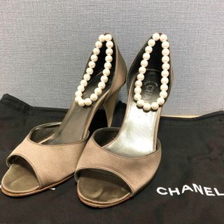 シャネル(CHANEL)のCHANEL シャネル パール ストラップ オープントゥ パンプス ココマーク(ハイヒール/パンプス)