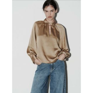 ザラ(ZARA)の完売品 新品 ZARA サテン トップス(シャツ/ブラウス(長袖/七分))