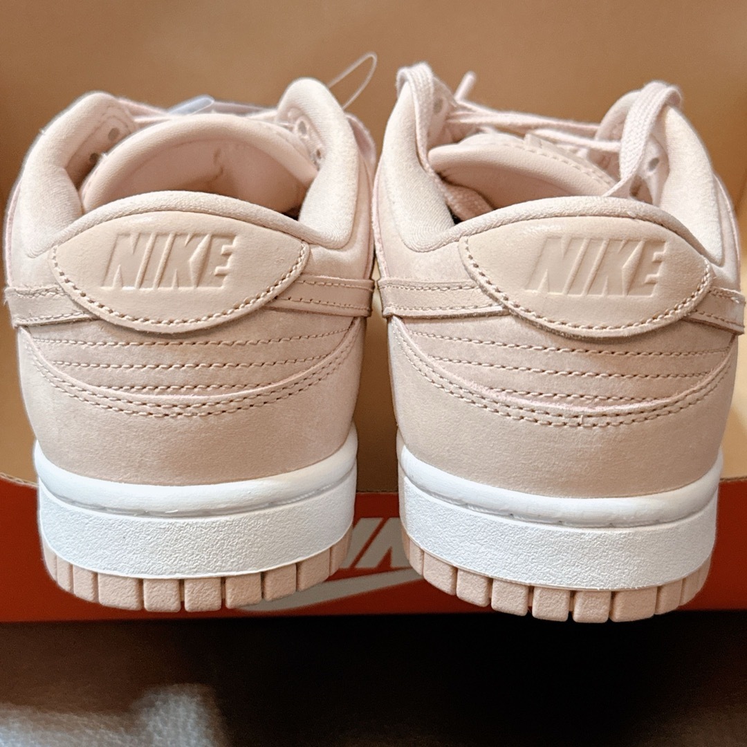 NIKE(ナイキ)のNIKE DUNK LOW PRM  23.5cm  新品　匿名配送　ピンク レディースの靴/シューズ(スニーカー)の商品写真