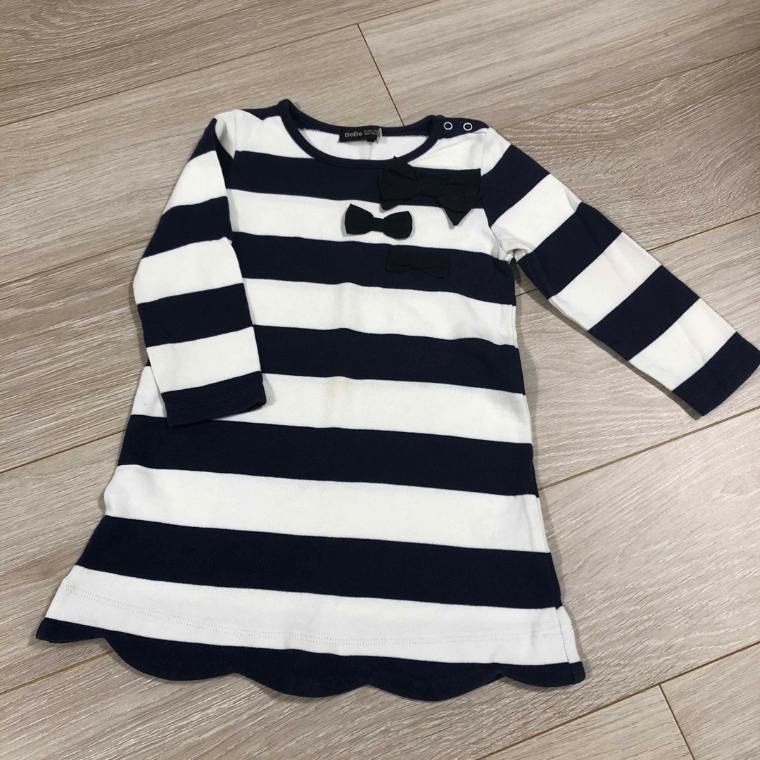 BeBe(ベベ)のBeBe ボーダーワンピース　リボン　ネイビー キッズ/ベビー/マタニティのキッズ服女の子用(90cm~)(ワンピース)の商品写真