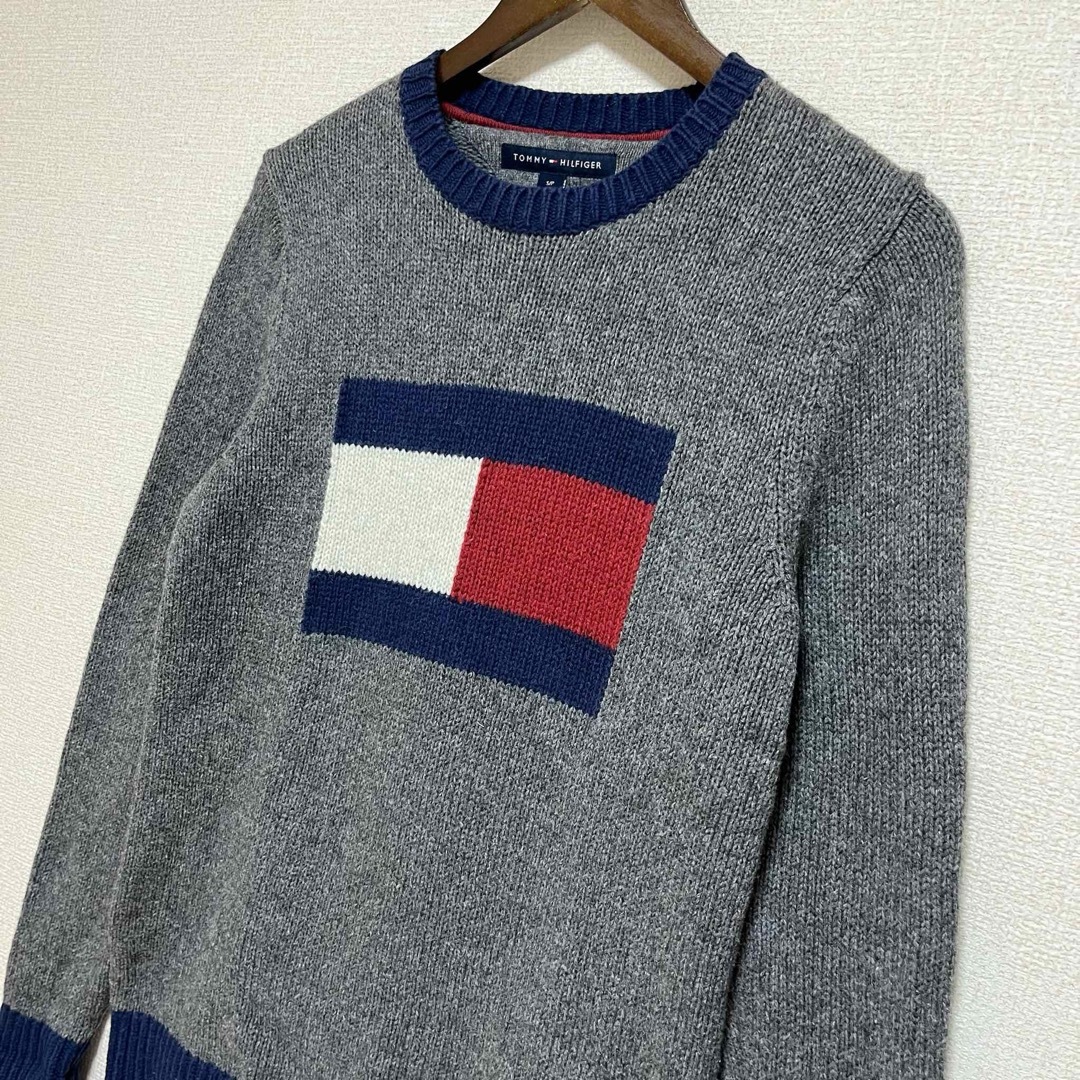 TOMMY HILFIGER(トミーヒルフィガー)の★Tommy Hilfiger トミー ニット セーター でかロゴ グレー S メンズのトップス(ニット/セーター)の商品写真