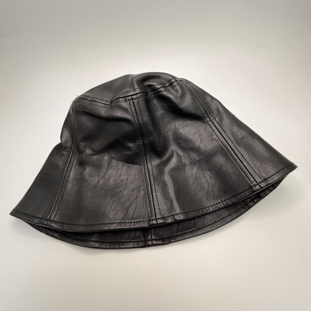 LAKOLE(ラコレ)のLAKOLE ラコレ　 レザー　ブラック　黒 バケットハット レディースの帽子(ハット)の商品写真