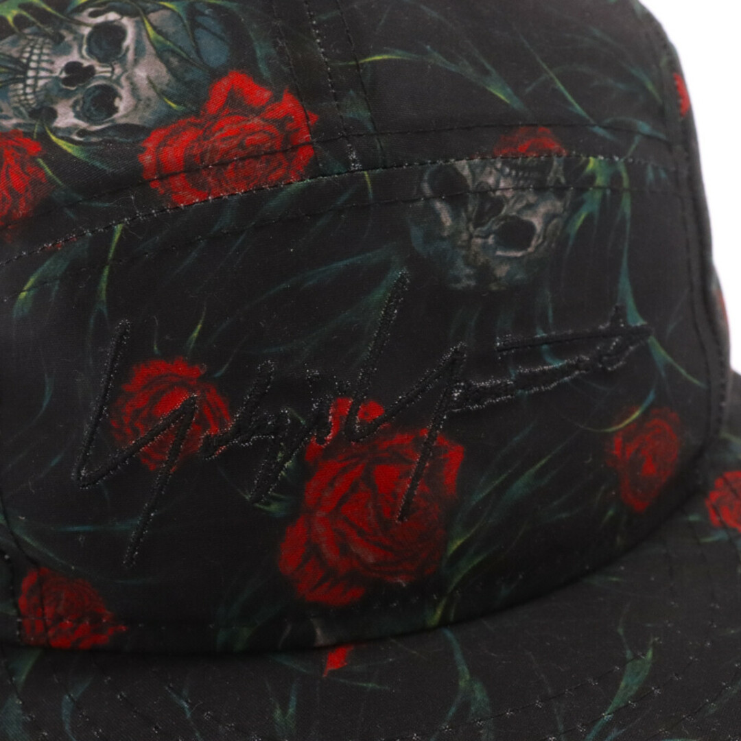 Yohji Yamamoto(ヨウジヤマモト)のYohji Yamamoto POUR HOMME ヨウジヤマモト プールオム ×NEW ERA JET CAP YY SR PRINT BLK RED HD-H53-977 ニューエラ ローズ/スカル ジェットキャップ 帽子 マルチカラー メンズの帽子(キャップ)の商品写真