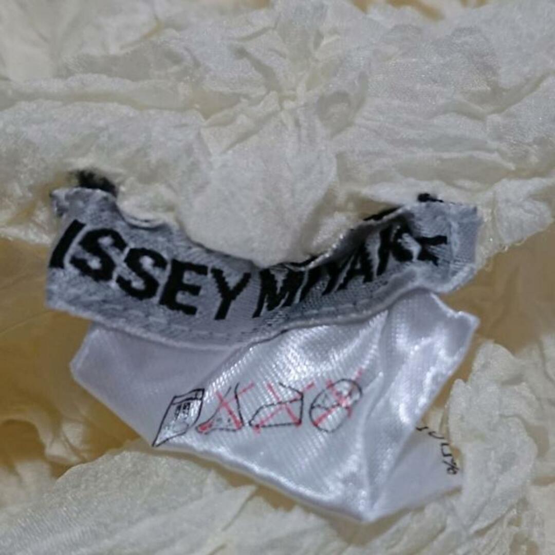 ISSEY MIYAKE(イッセイミヤケ)のISSEYMIYAKE(イッセイミヤケ) 半袖カットソー サイズM レディース美品  - アイボリー シワ加工 レディースのトップス(カットソー(半袖/袖なし))の商品写真