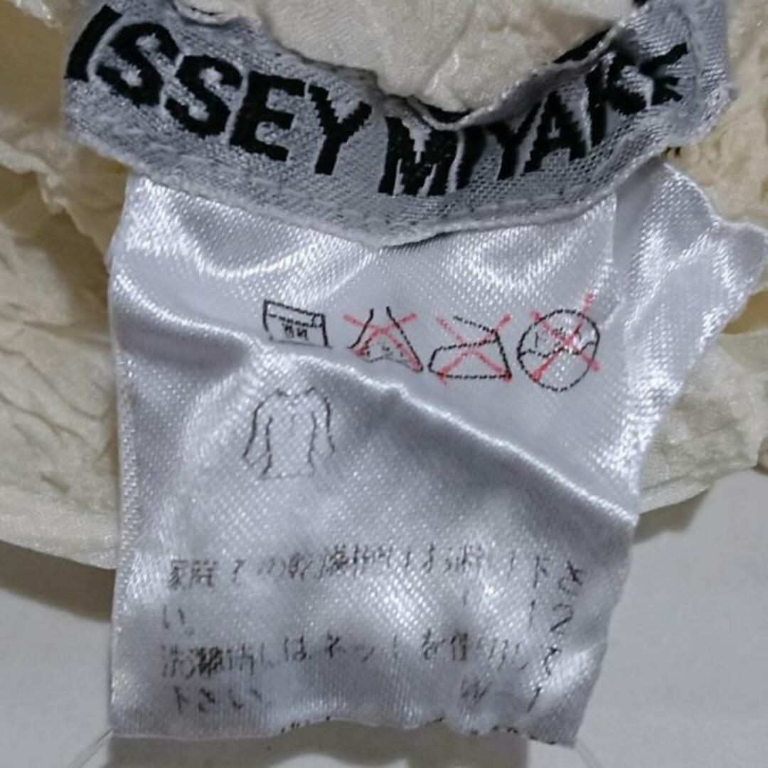 ISSEY MIYAKE(イッセイミヤケ)のISSEYMIYAKE(イッセイミヤケ) 半袖カットソー サイズM レディース美品  - アイボリー シワ加工 レディースのトップス(カットソー(半袖/袖なし))の商品写真