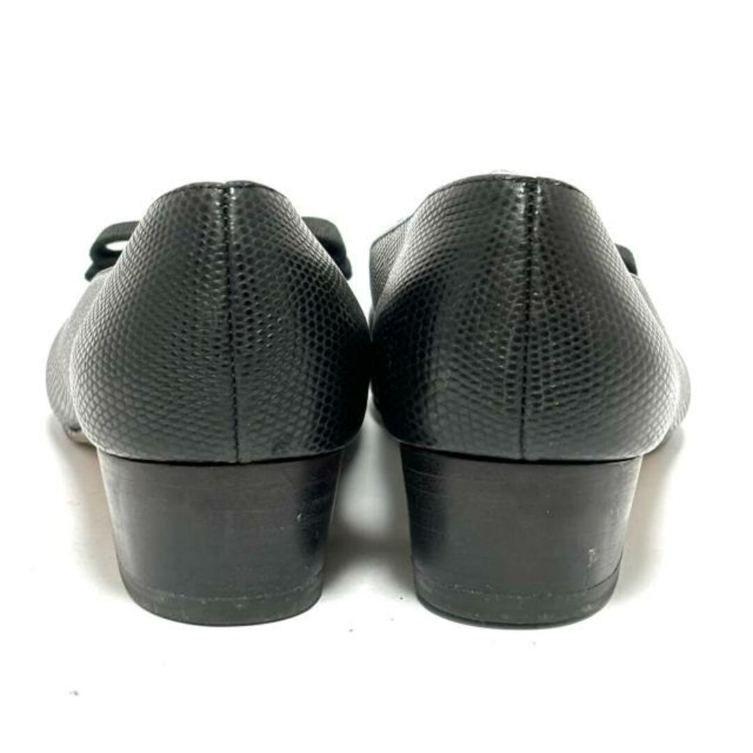 Salvatore Ferragamo(サルヴァトーレフェラガモ)のSalvatoreFerragamo(サルバトーレフェラガモ) パンプス 6 D レディース - 黒 型押し加工/ヴァラ レザー レディースの靴/シューズ(ハイヒール/パンプス)の商品写真