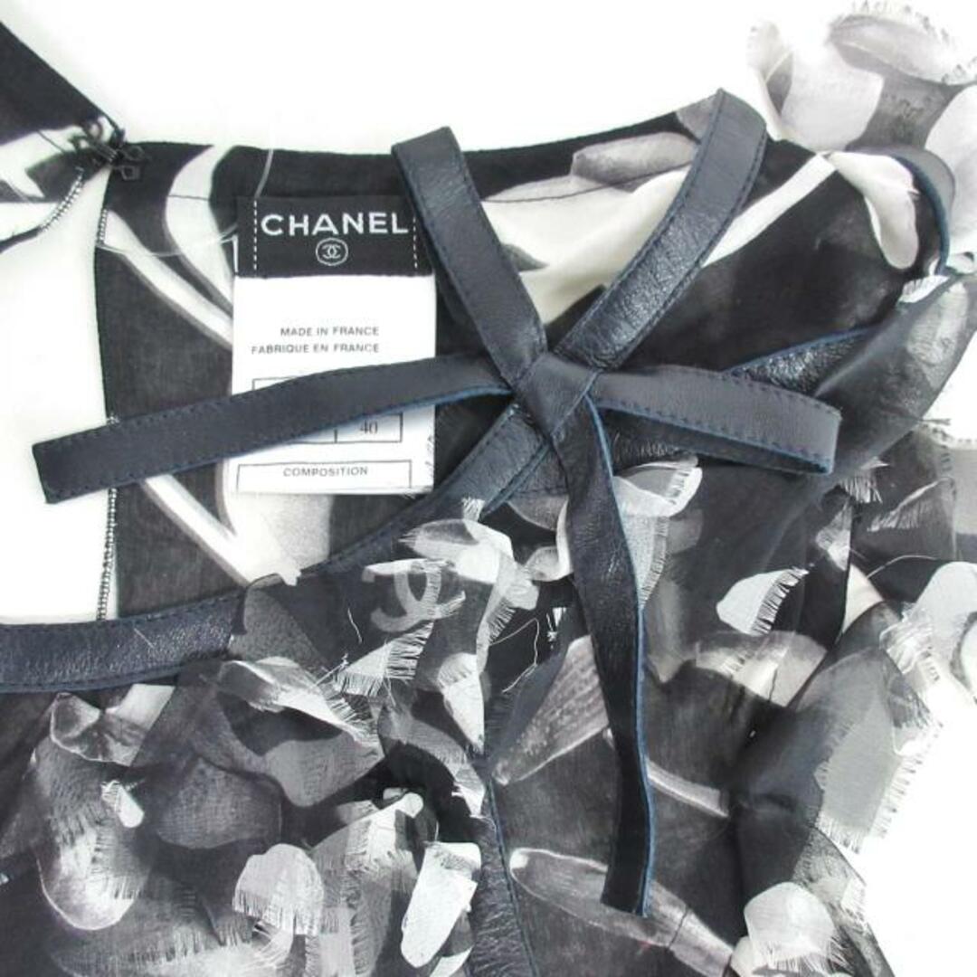 CHANEL(シャネル)のCHANEL(シャネル) ノースリーブカットソー サイズ40 M レディース美品  - P23369 黒×白 花柄/シースルー/リボン シルク レディースのトップス(カットソー(半袖/袖なし))の商品写真