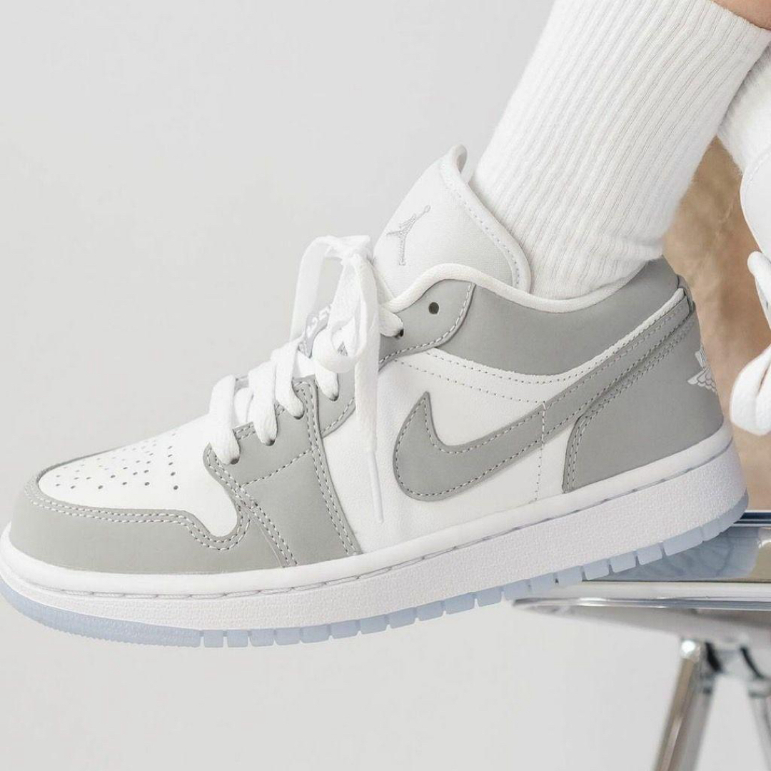 NIKE(ナイキ)の24cm《新品》NIKE WMNS AIR JORDAN 1 LOW グレー レディースの靴/シューズ(スニーカー)の商品写真