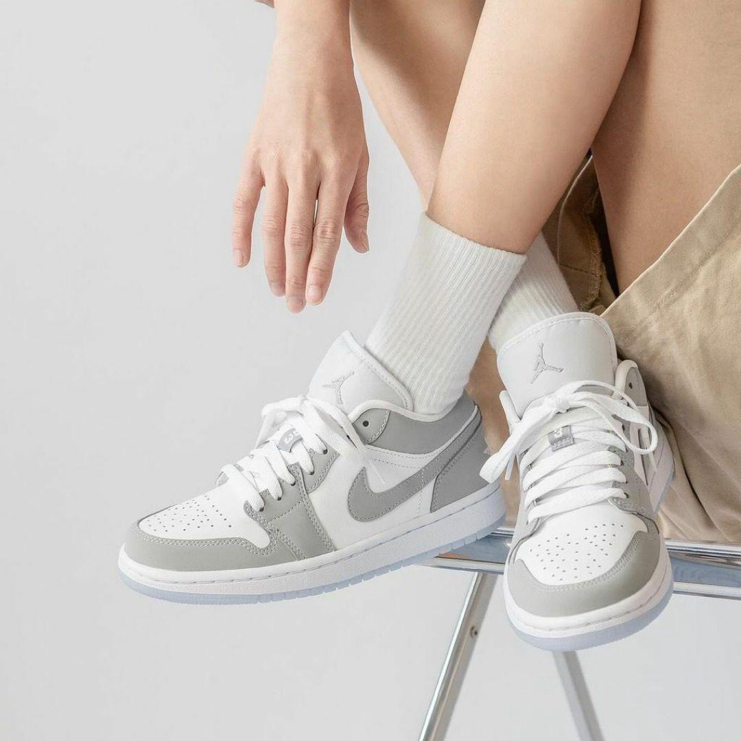 NIKE(ナイキ)の24cm《新品》NIKE WMNS AIR JORDAN 1 LOW グレー レディースの靴/シューズ(スニーカー)の商品写真